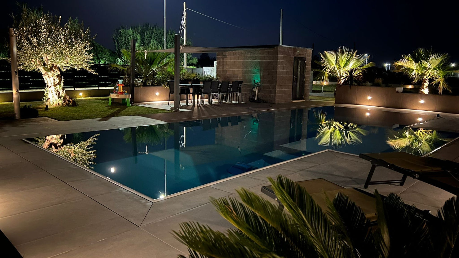 piscina a sfioro a Gazzo Veronese, sfioro senza vasca di compenso, design moderno Zavatti Piscine