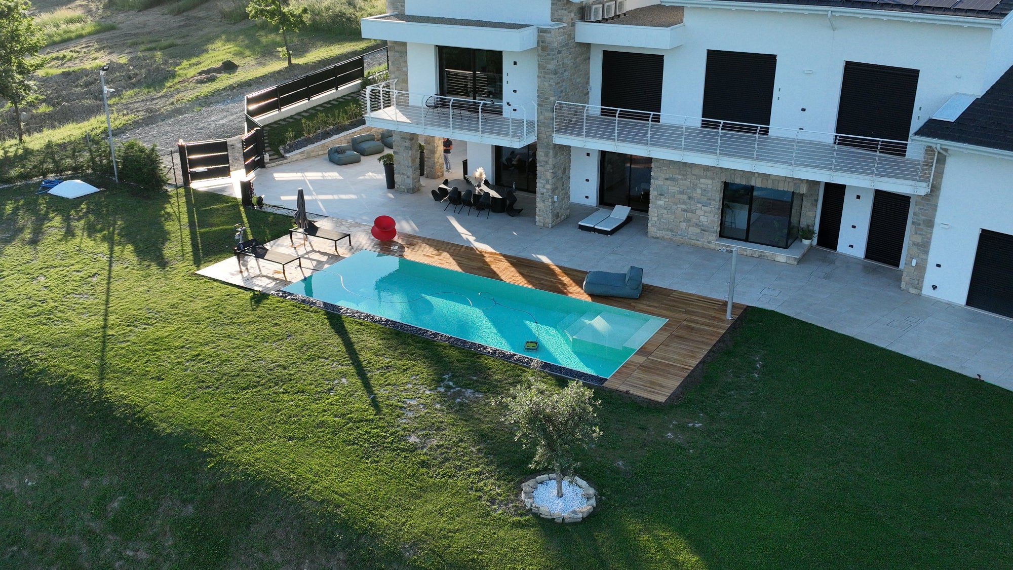 piscina a sfioro al calar della sera, effetto specchio, spiaggia interna