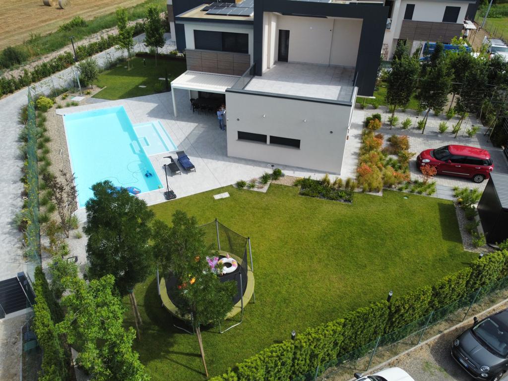 piscina a sfioro chiara