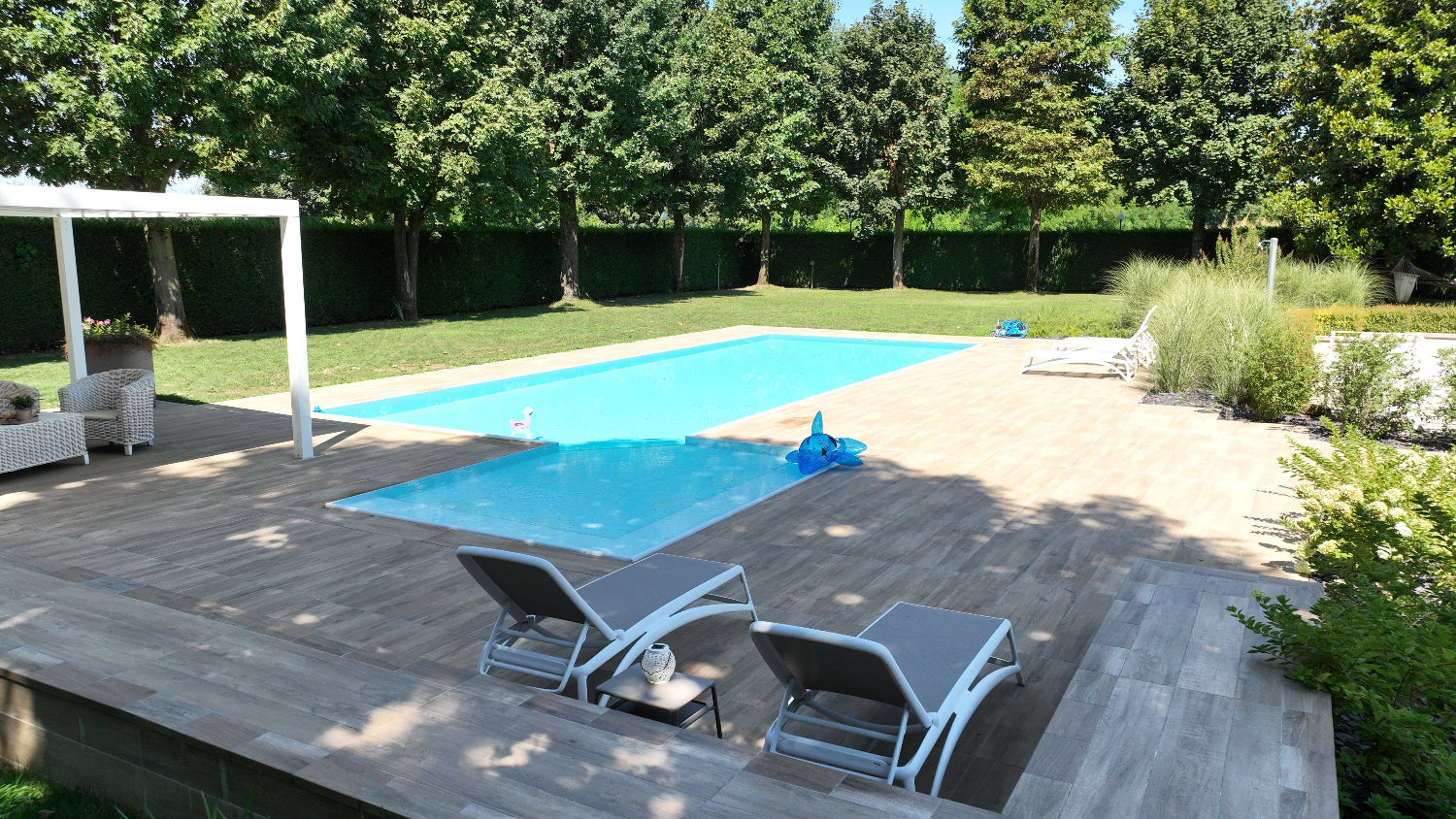 piscina a sfioro con angolo idromassaggio