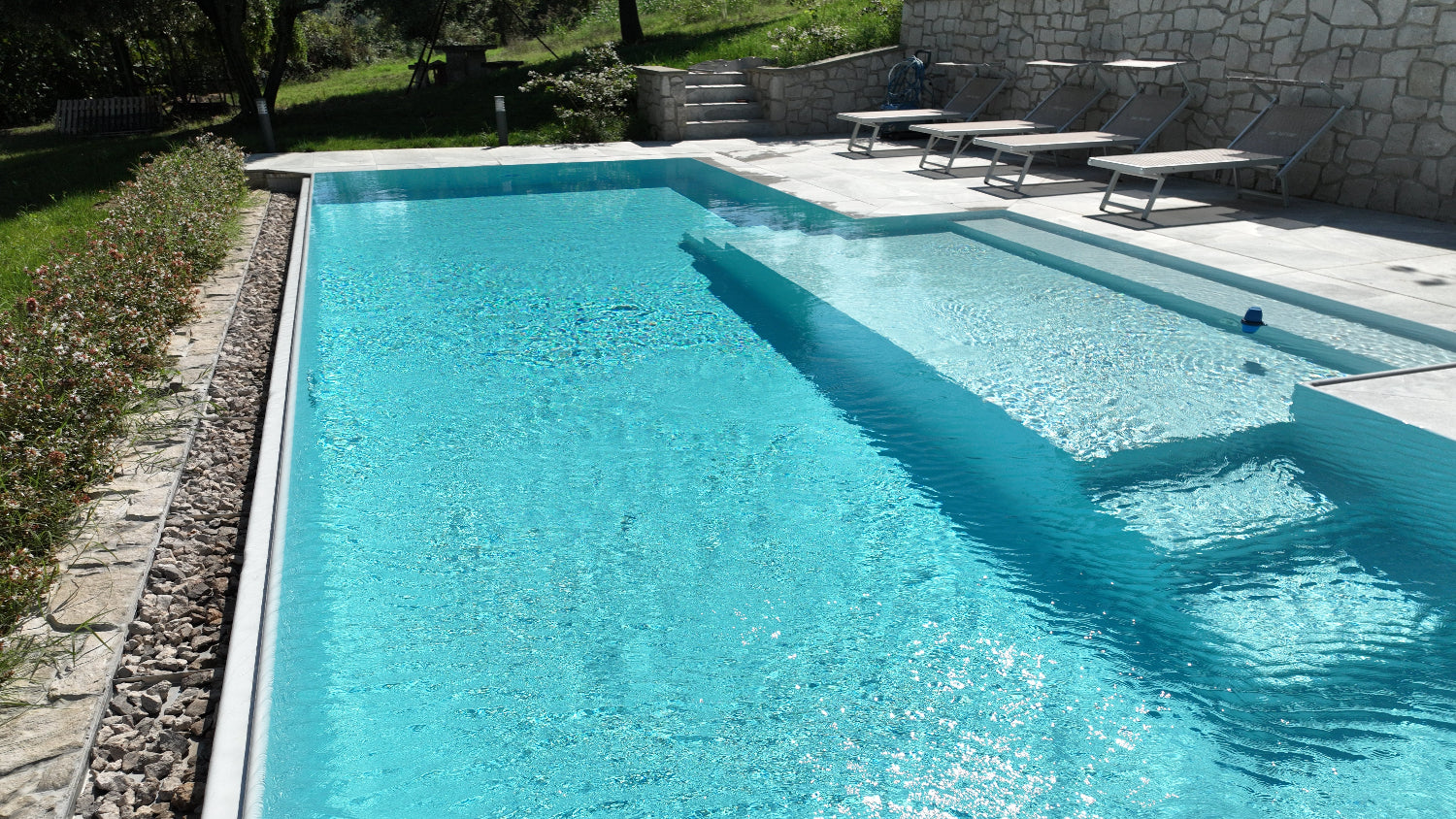 piscina a sfioro con rivestimento chiaro grigio acqua limpida - colline di Scandiano