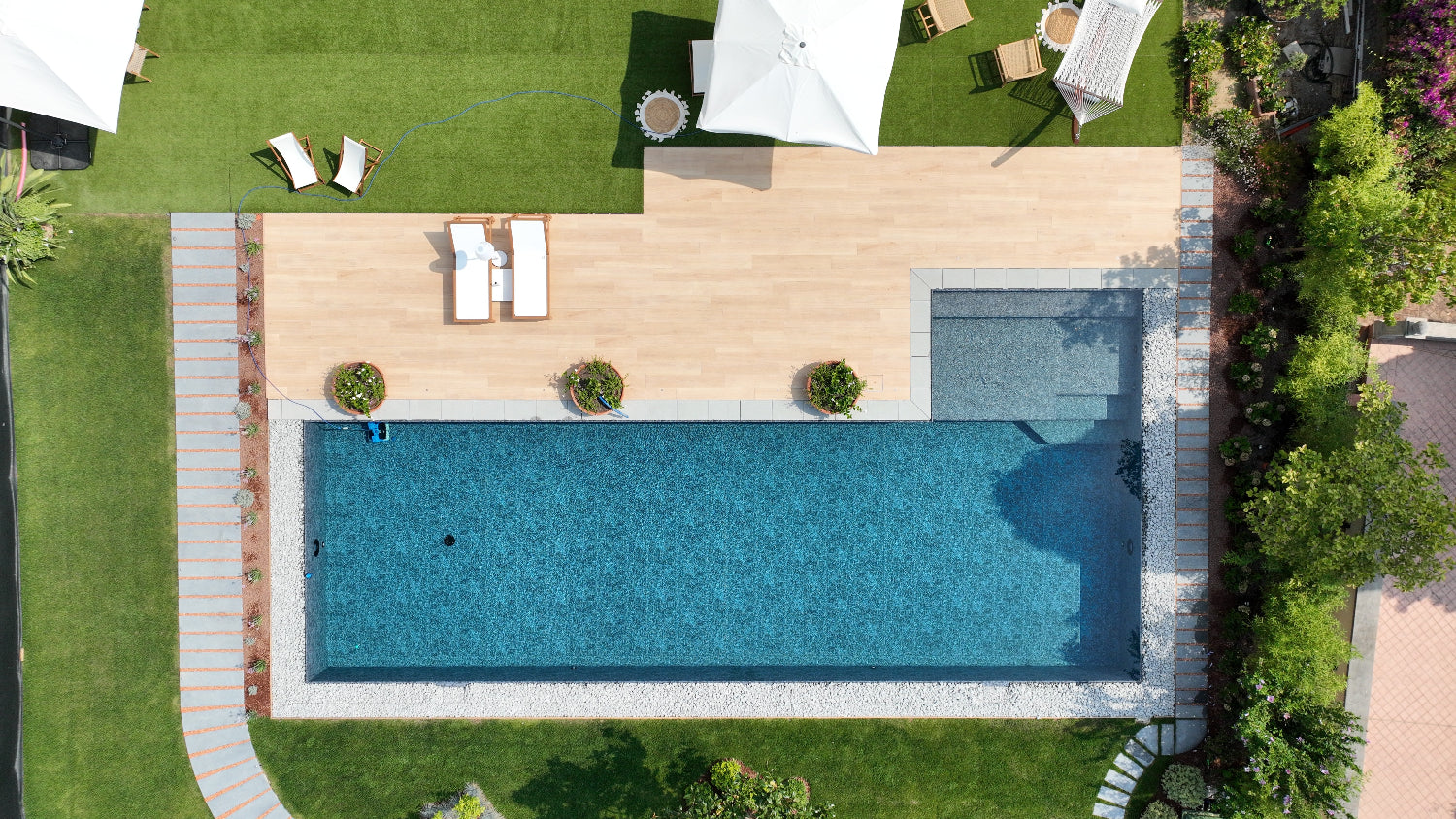 piscina a sfioro con rivestimento nero marmorizzato zavatti piscine 