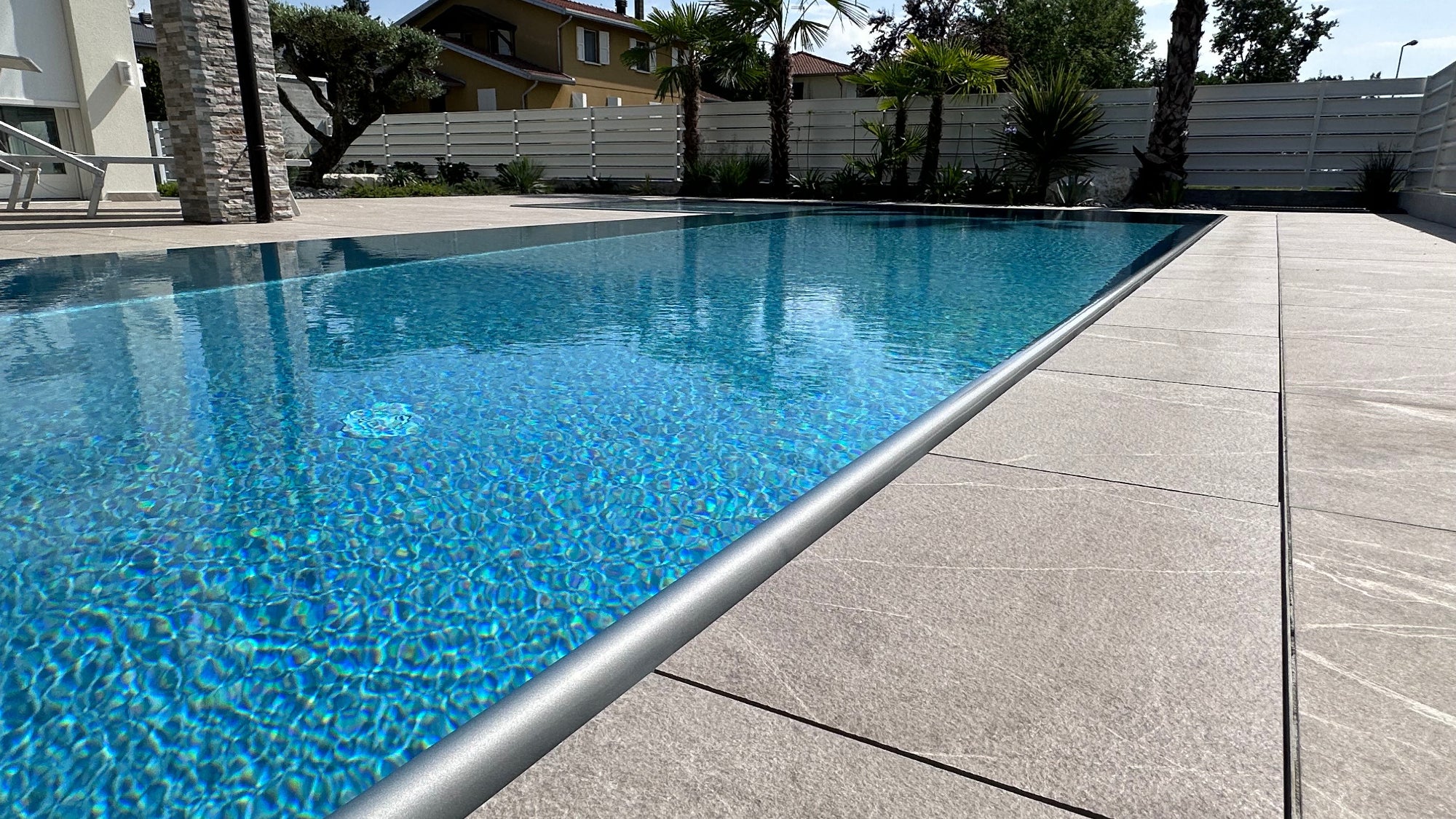 piscina a sfioro con rivestimento silver 