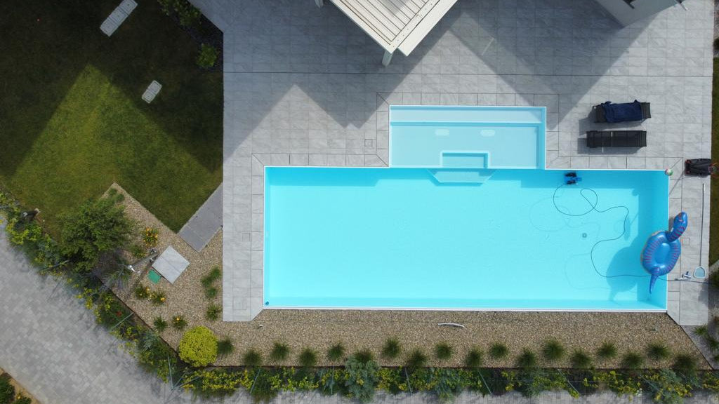 piscina a sfioro con spiaggia esterna centrale