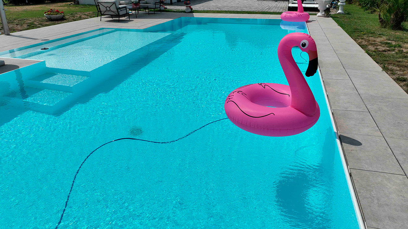 piscina a sfioro effetto specchio, senza vasca di compenso, spiaggia esterna, rivestimento bianco e gradini grigio chiaro