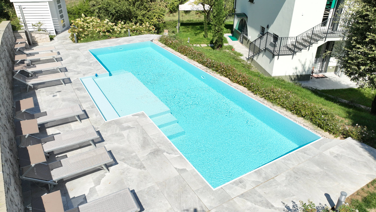 piscina a sfioro immersa nel verde a Scandiano - Zavatti piscine a sfioro senza vasca di compenso