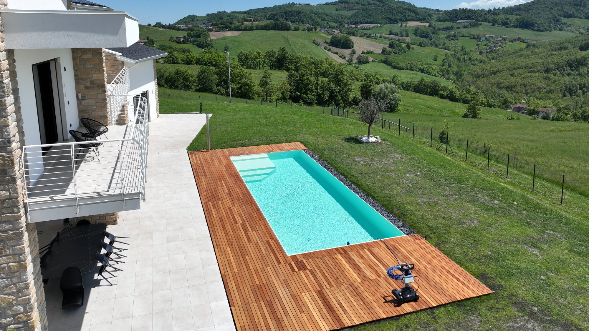 piscina a sfioro innovativa ed autopulente, senza vasca di compenso, rettangolare con spiaggia interna, rivestimento color sabbia e vaschette inox con pietra in ardesia