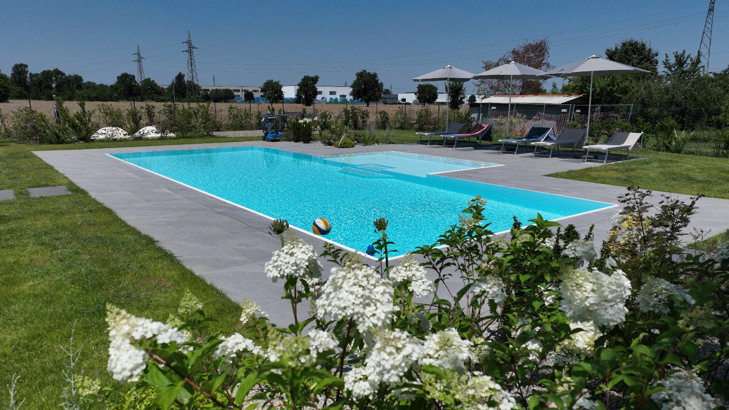 piscina a sfioro realizzata a Maranello con spiaggia centrale esterna