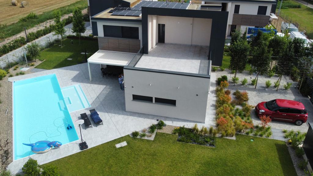 piscina a sfioro realizzata a Modena