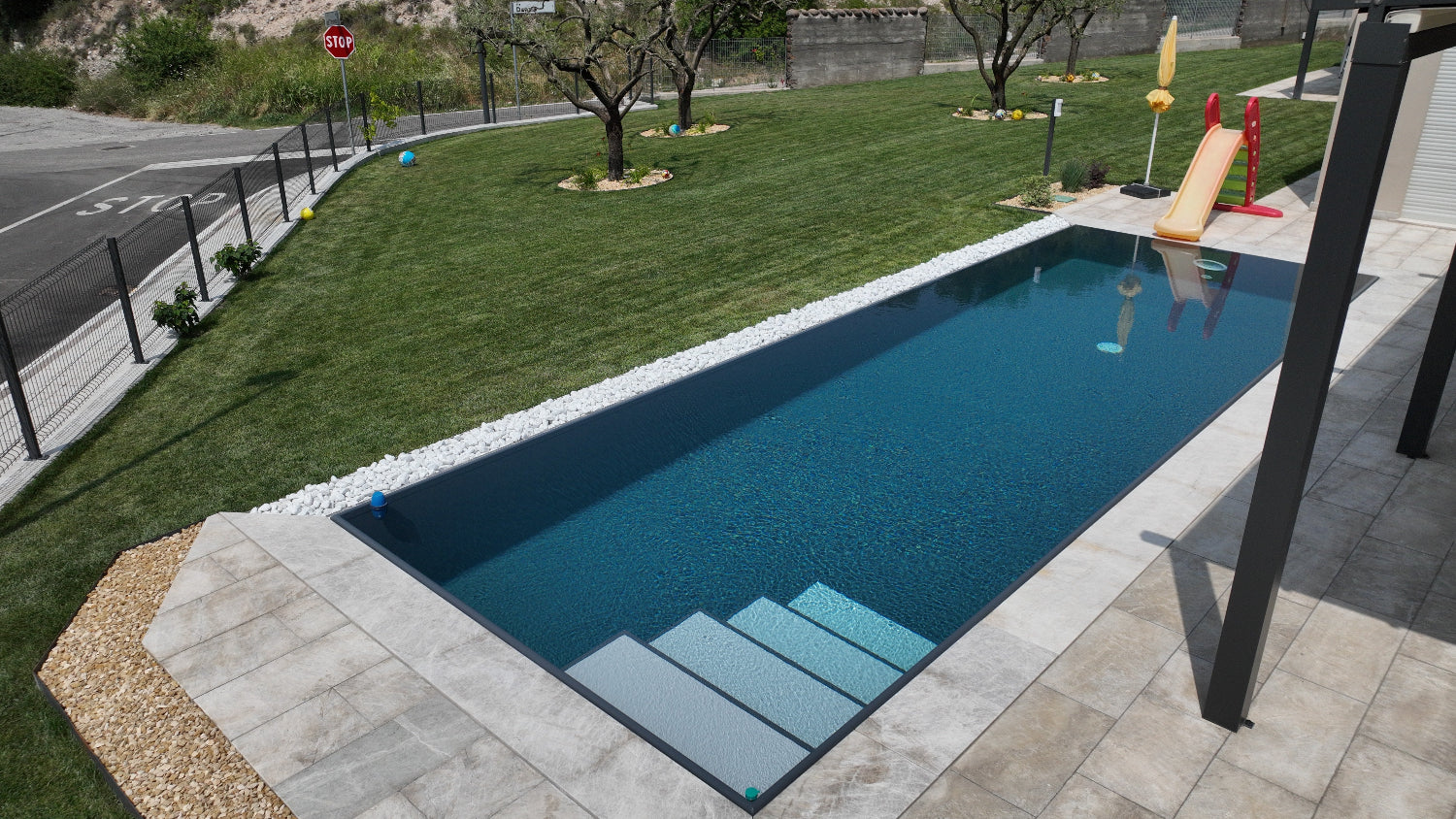 piscina a sfioro realizzata ad Affi, Zavatti Piscine