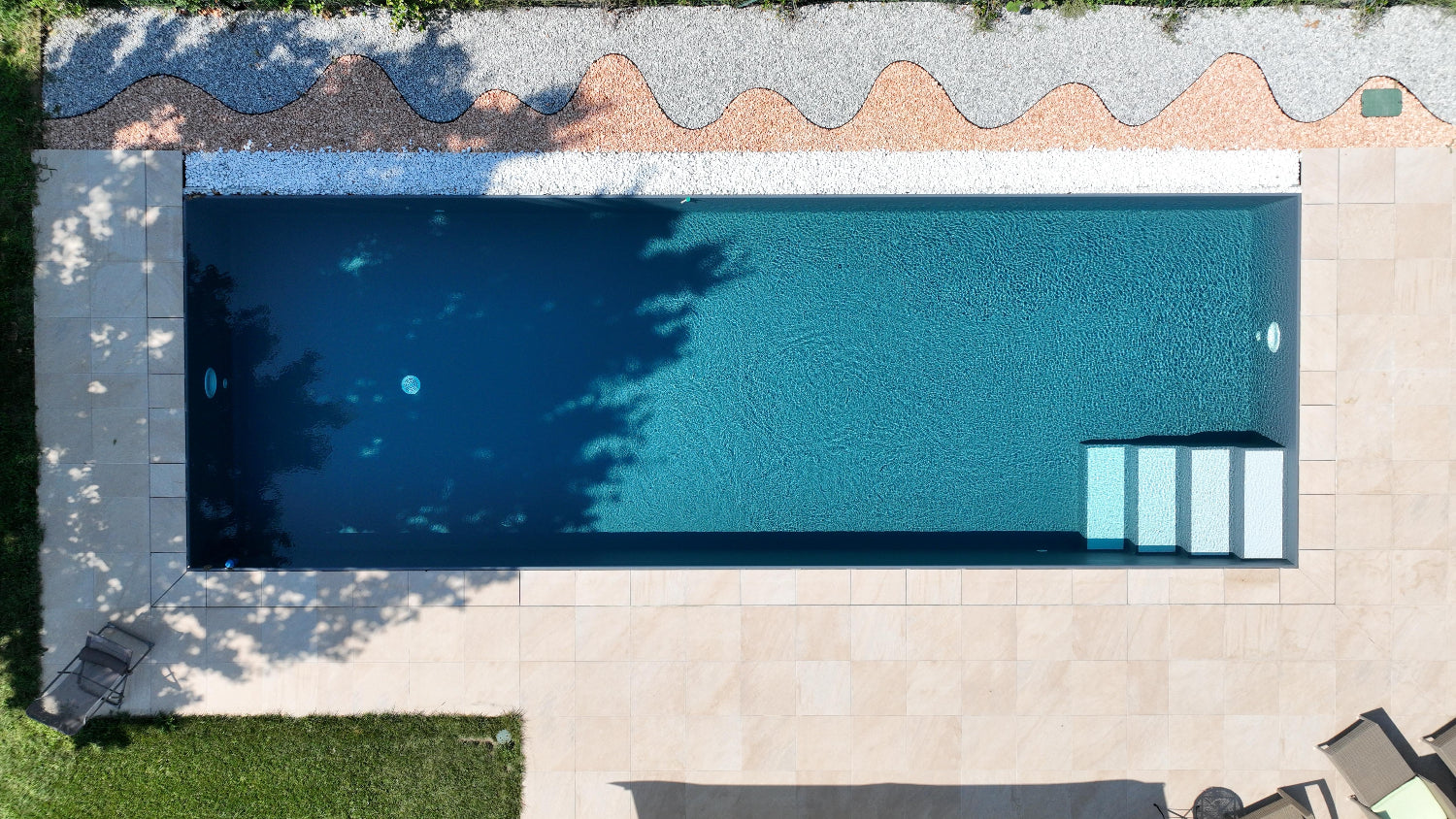 piscina a sfioro rettangolare con scala interna