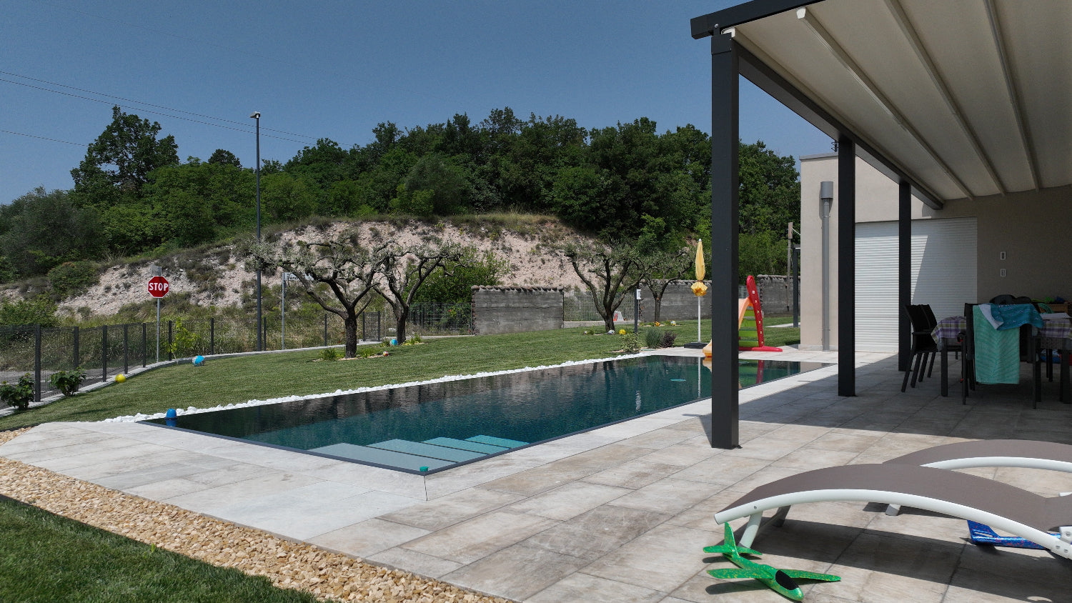 piscina a sfioro sena vasca di compenso, casa moderna