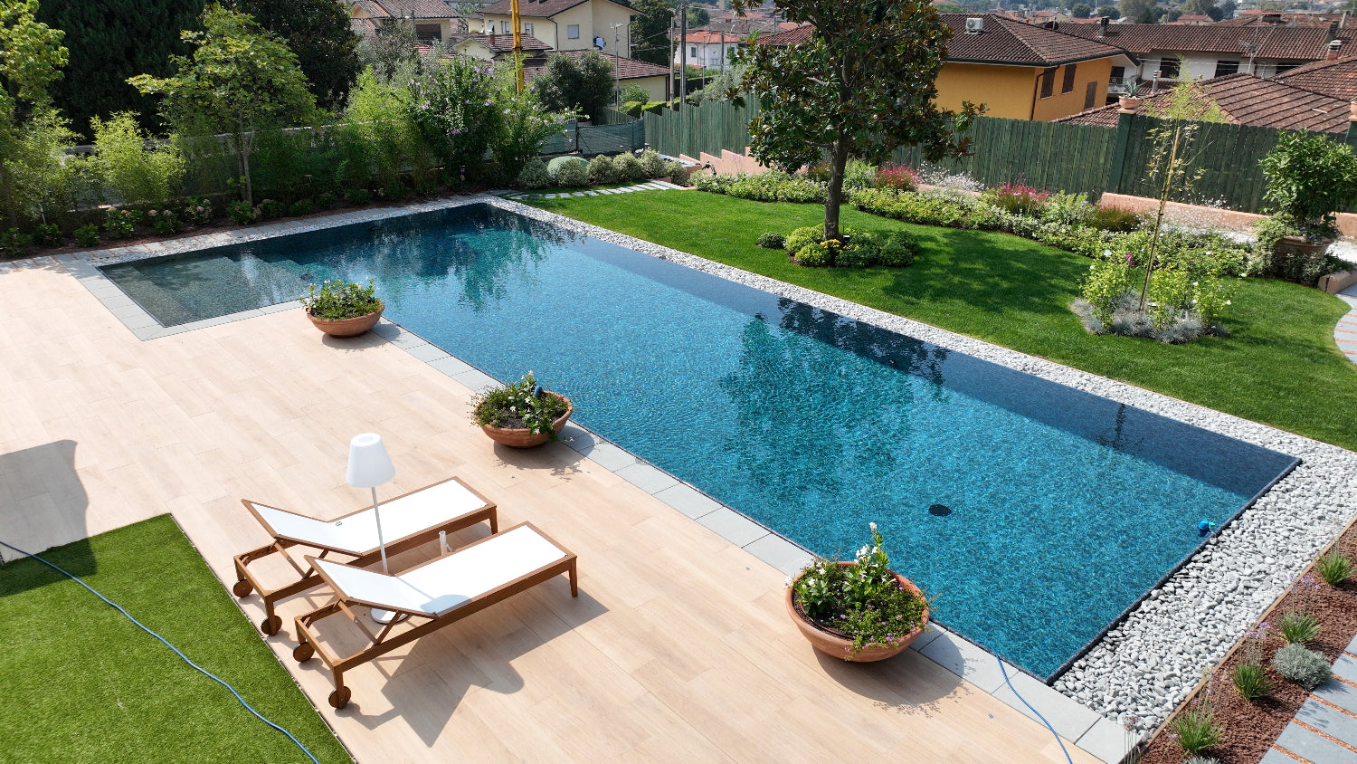 piscina a sfioro senza vasca di compenso