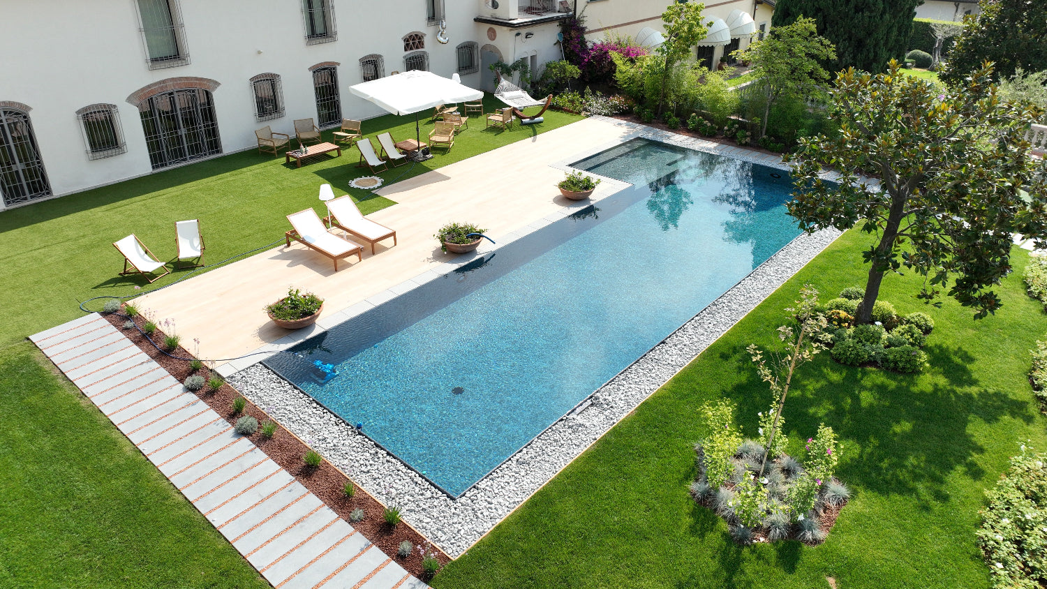 piscina a sfioro senza vasca di compenso a Pietrasanta Lucca