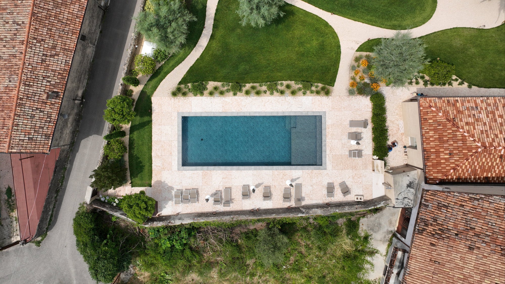 piscina a sfioro senza vasca di compenso rivestimento nero marmorizzato - sistema MIA Zavatti