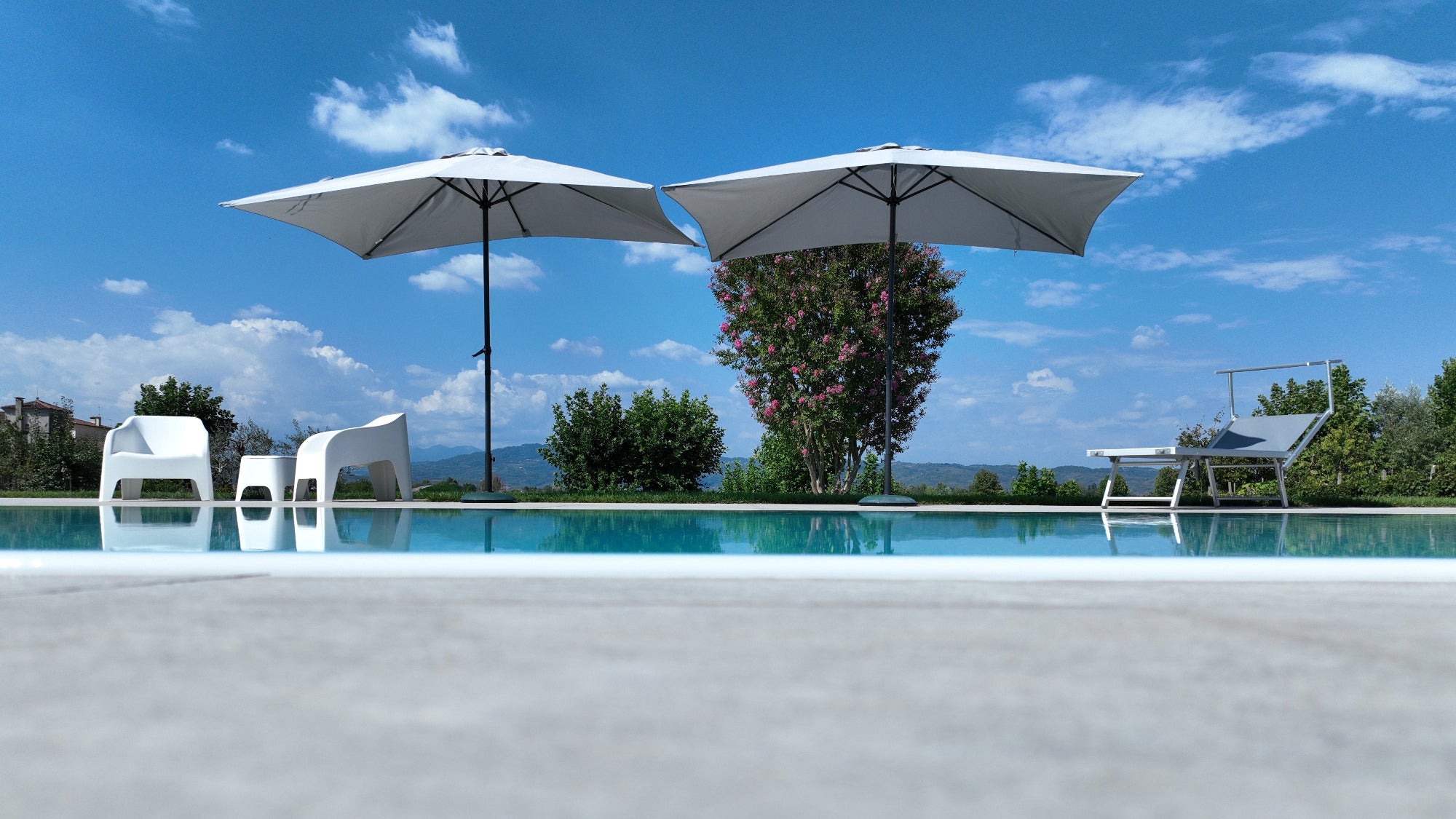piscina a sfioro su misura con spiaggia esterna angolare realizzata a san Bonifacio Verona Zavatti