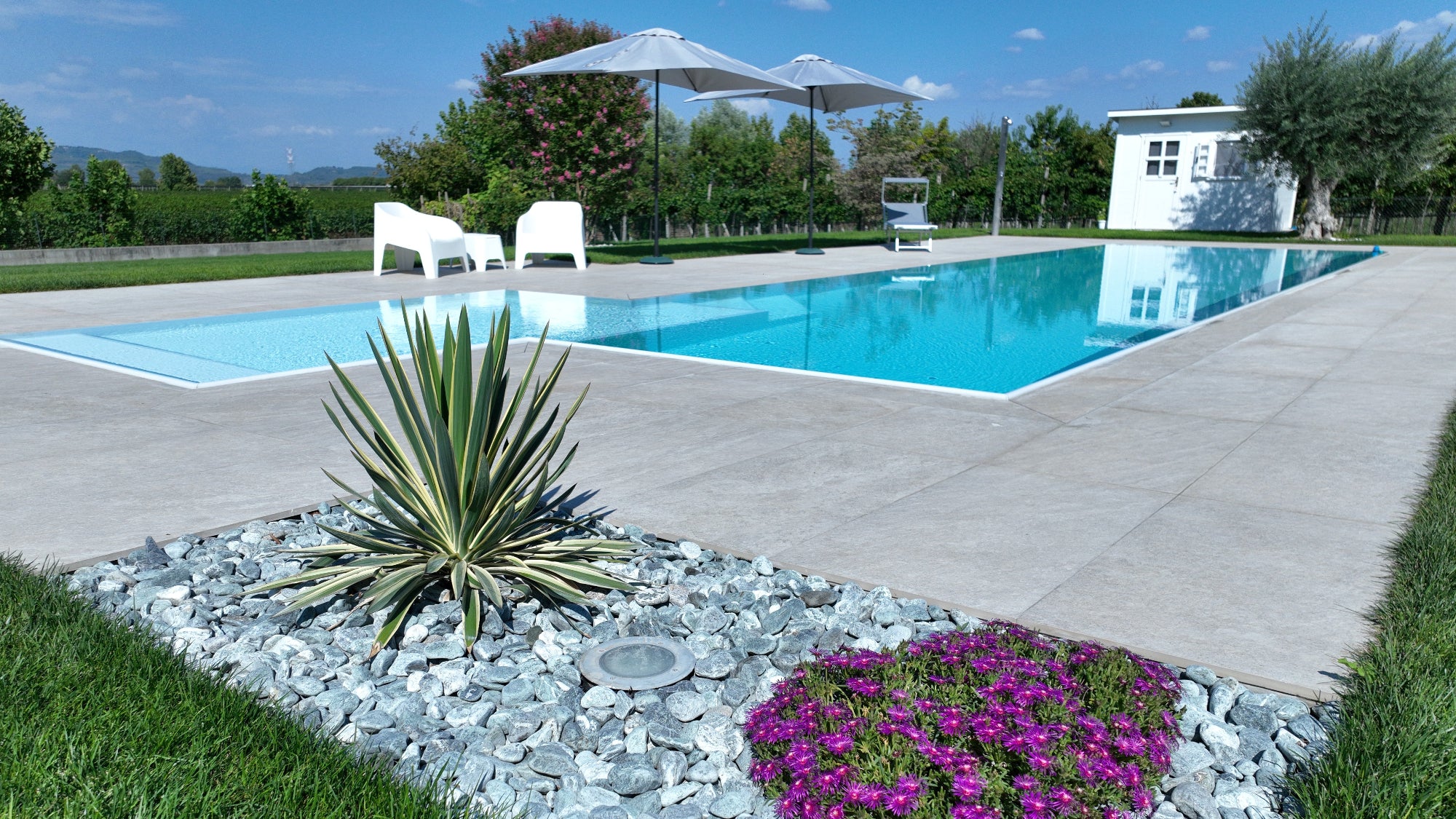 piscina a sfioro su misura con spiaggia esterna angolare realizzata a san Bonifacio Verona Zavatti piscina moderna