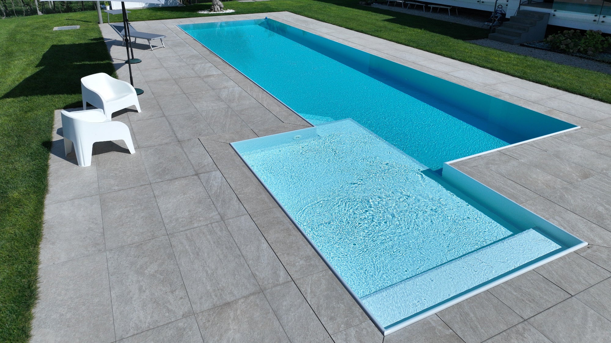 piscina a sfioro su misura con spiaggia esterna angolare realizzata a san Bonifacio Verona Zavatti piscina moderna  novità