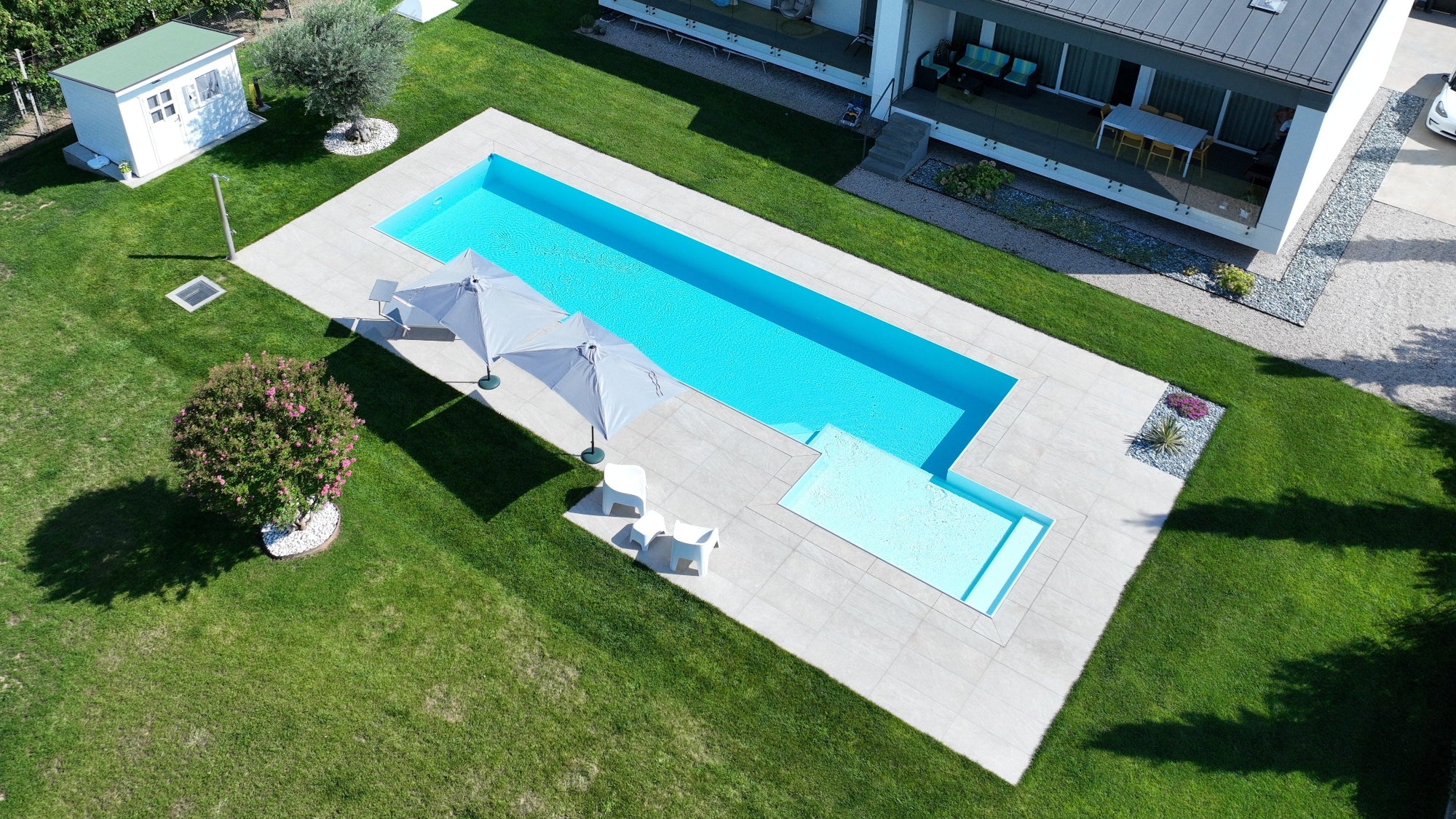 piscina a sfioro su misura con spiaggia esterna angolare realizzata a san bonifacio verona