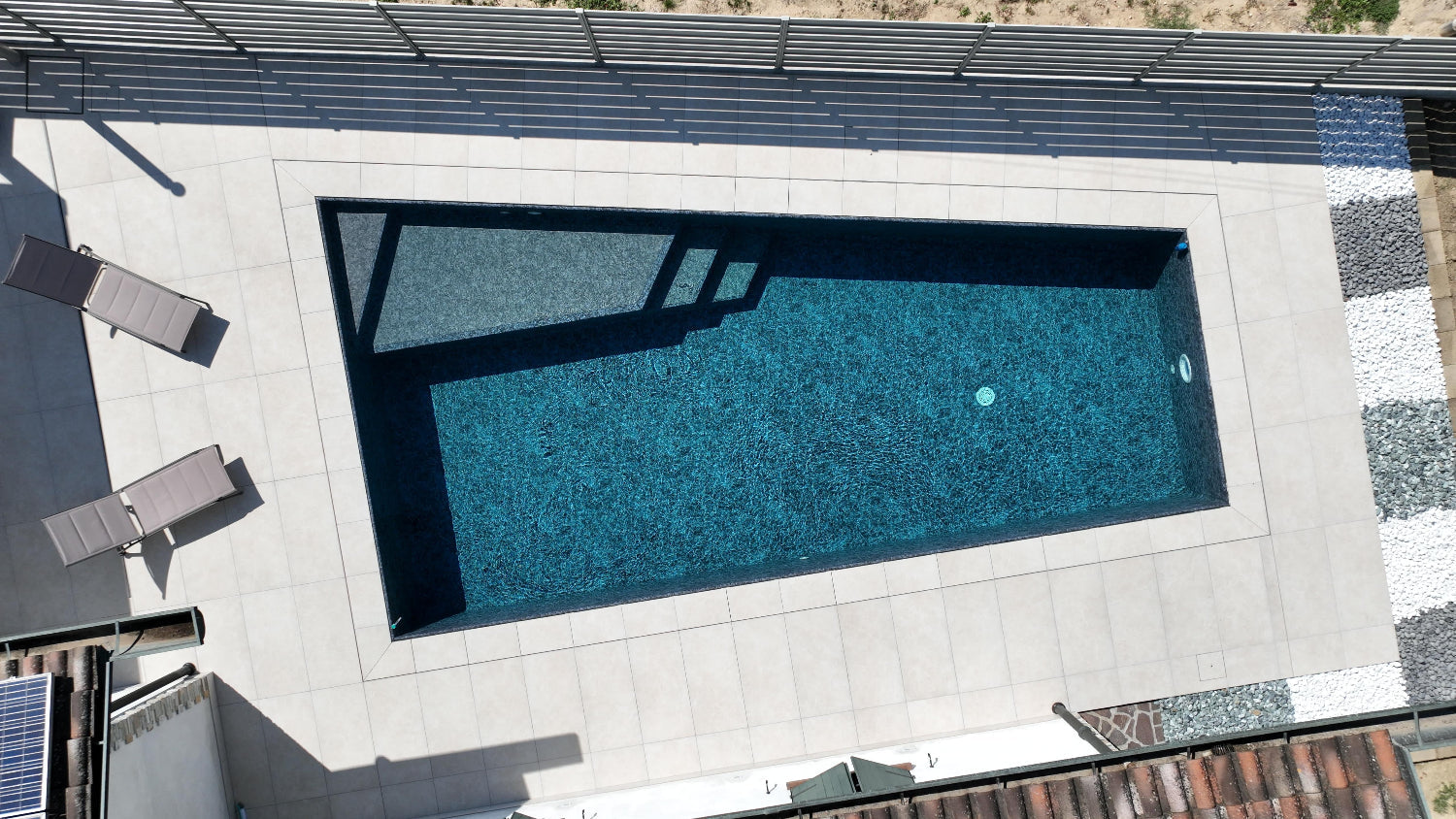 piscina con forma asimmetrica a sfioro