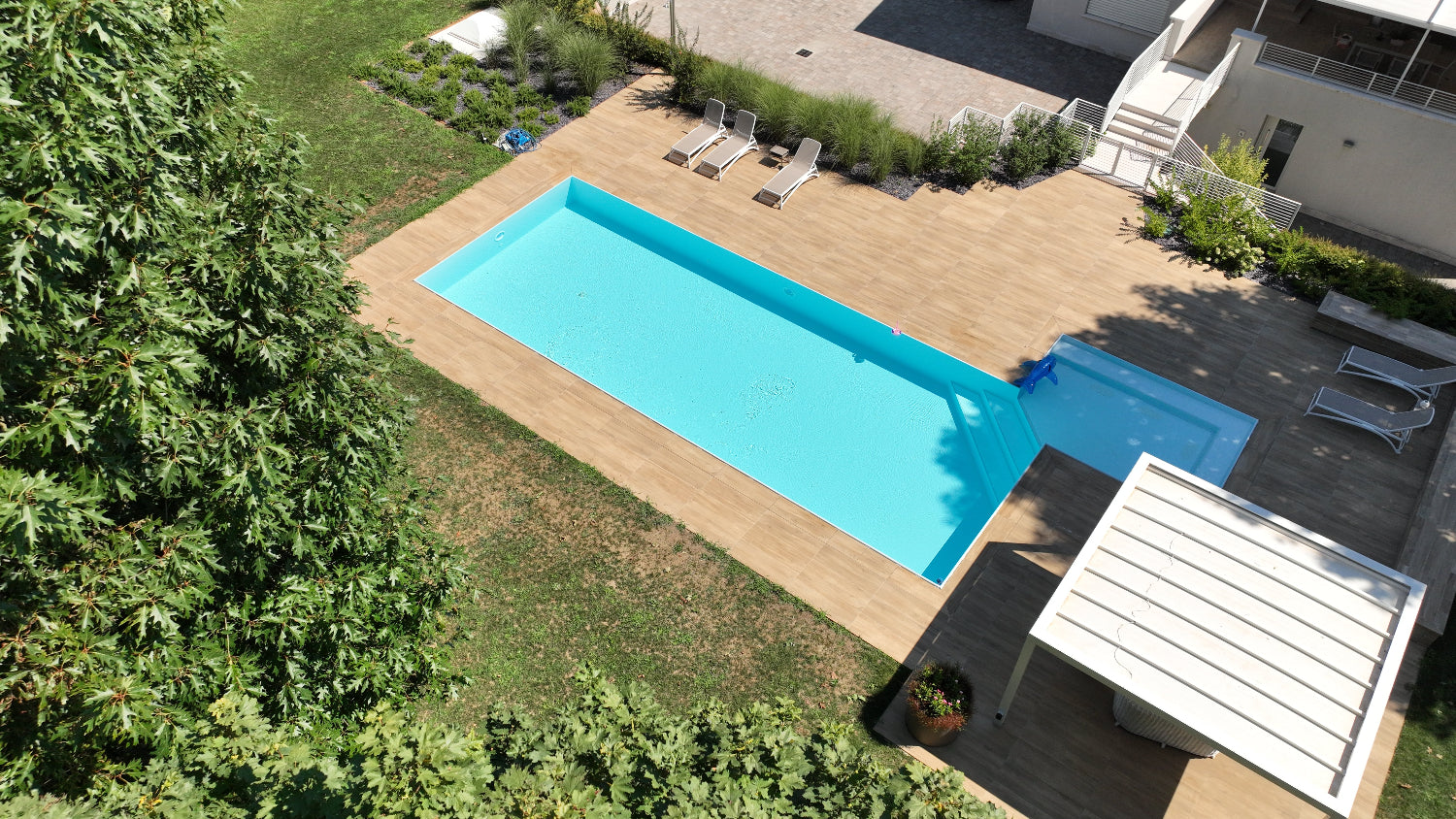 piscina con rivestimento bianco a sfioro con zona idromassaggio