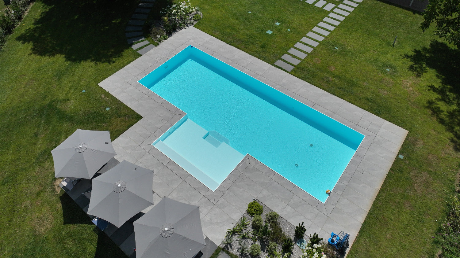 piscina con rivestimento bianco, grande giardino, design moderno