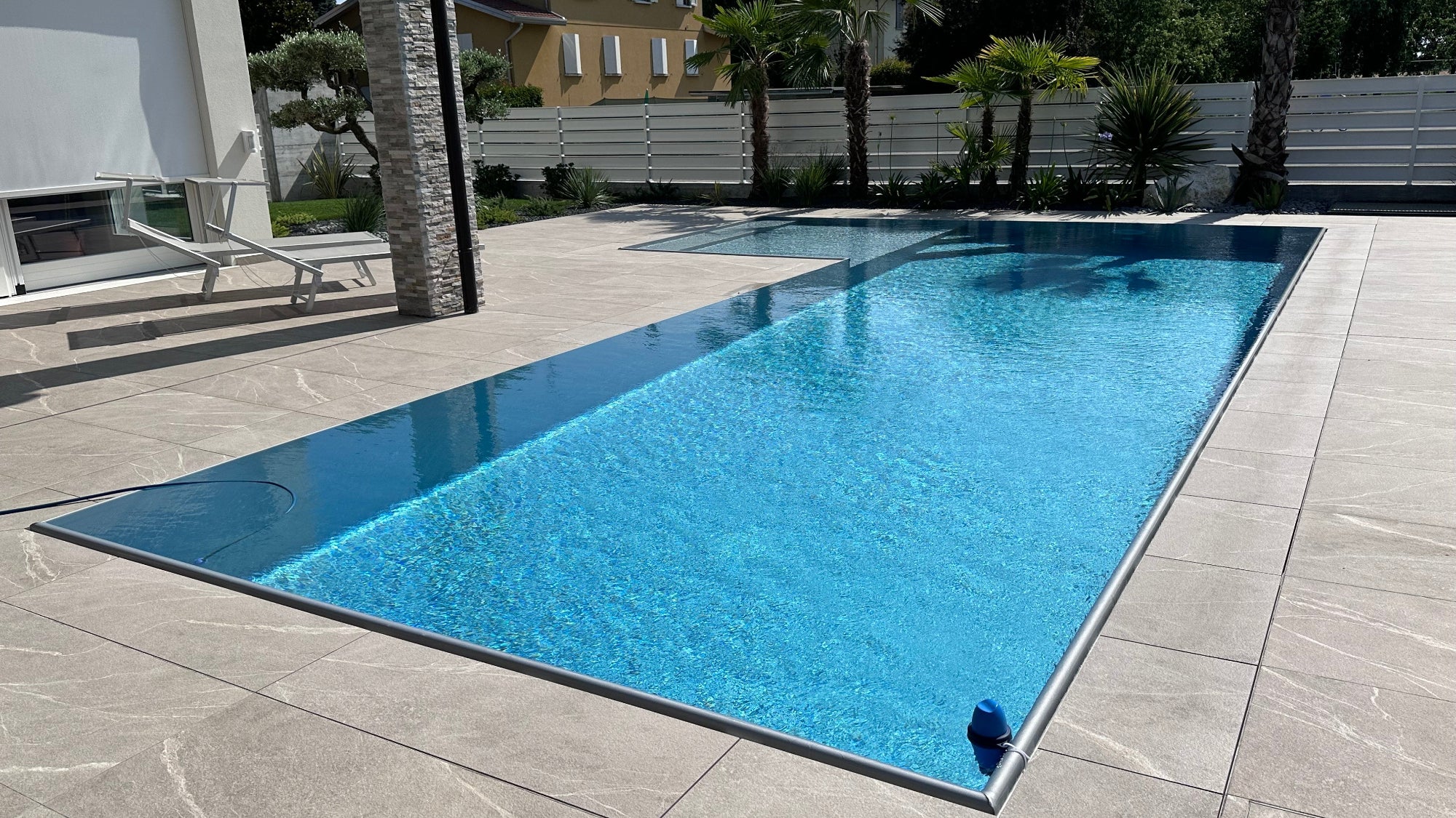 piscina con spiaggia laterale esterna