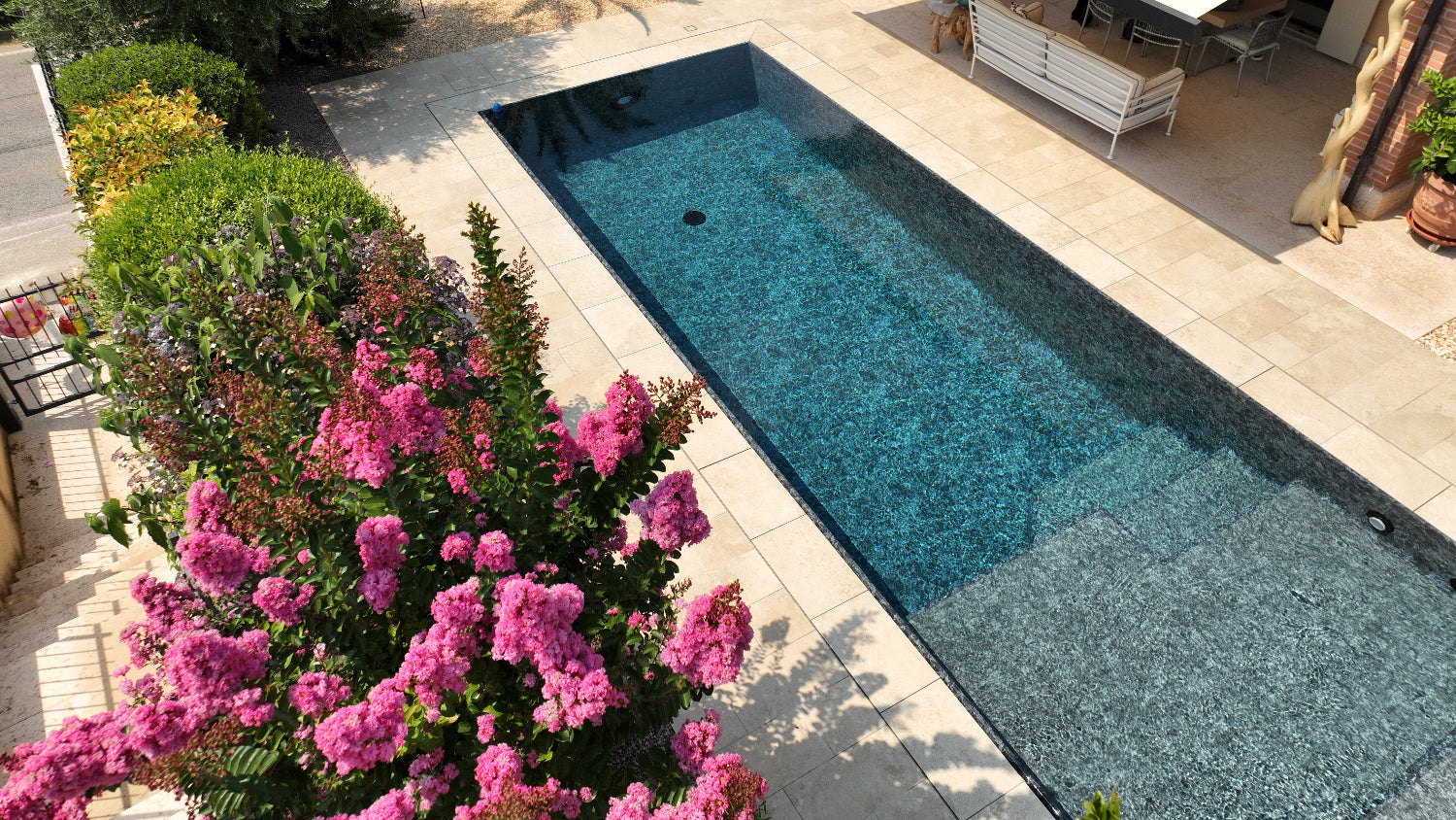 piscina marmorizzata costruita da Zavatti piscine meraviglioso giardino