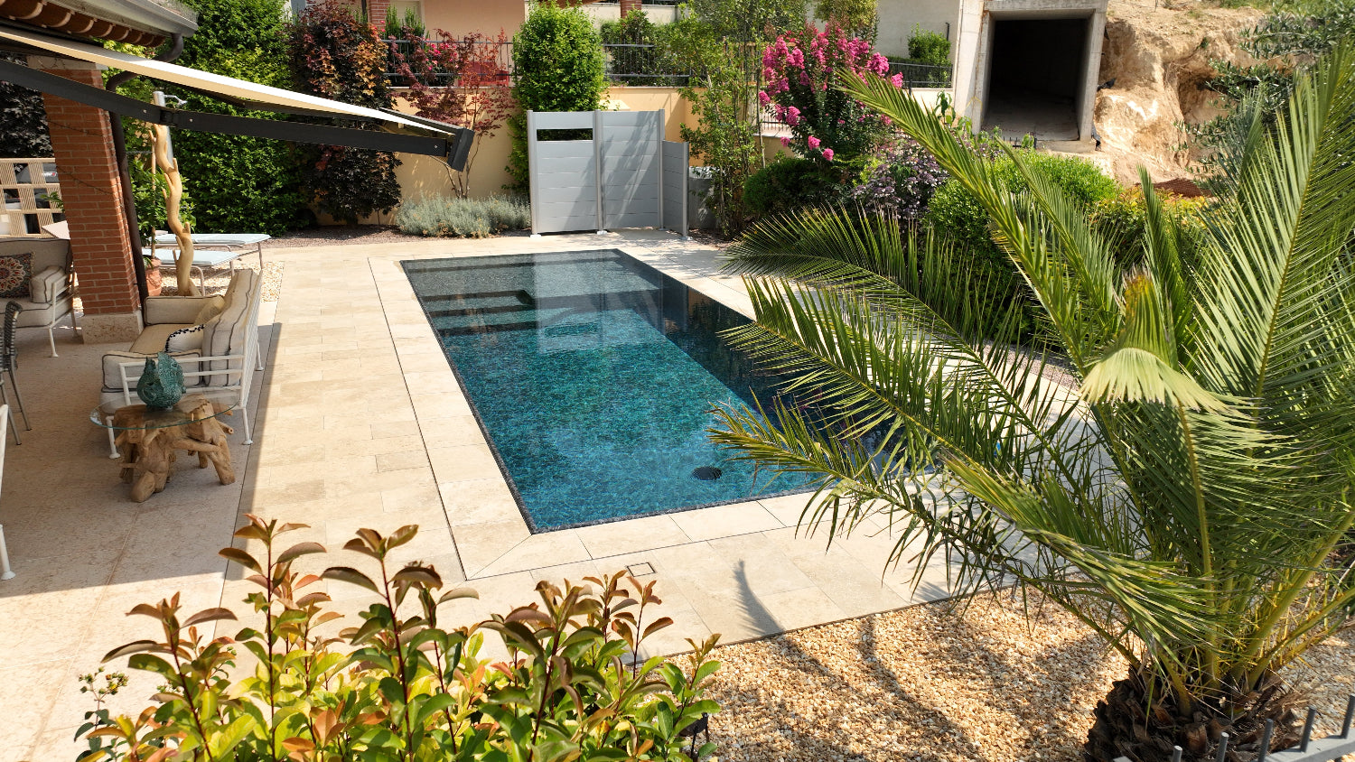 piscina nel verde, ambientazione stupenda piscina a sfioro senza vasca di compenso