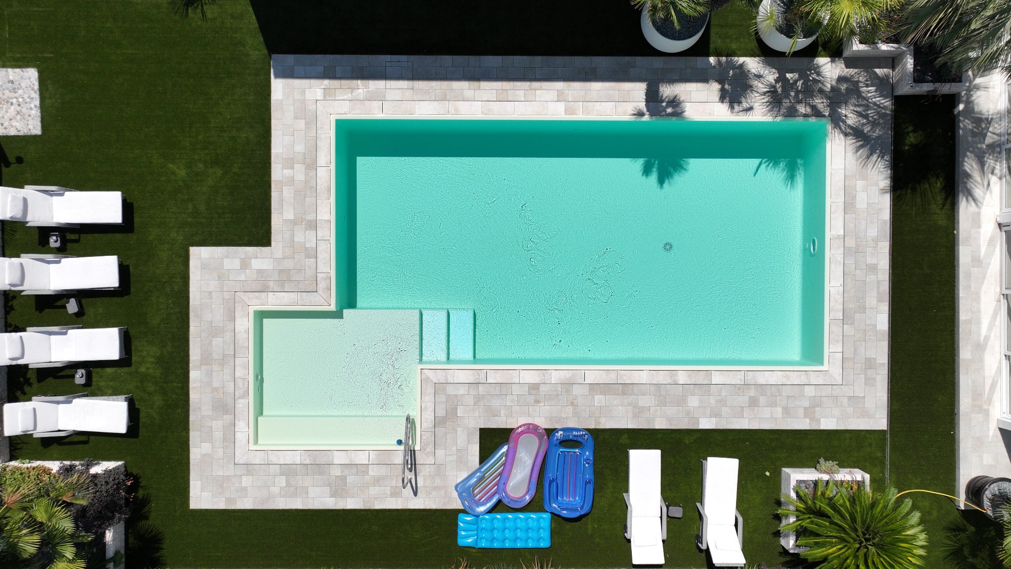 piscina realizzata a Cento da Zavatti Piscine rivestimento color sabbia