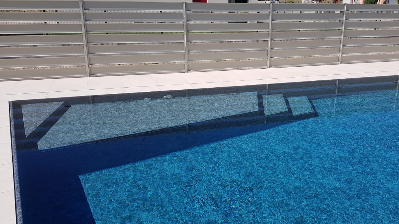 piscina realizzata a Mantova da Zavatti Piscine con forma asimmetrica