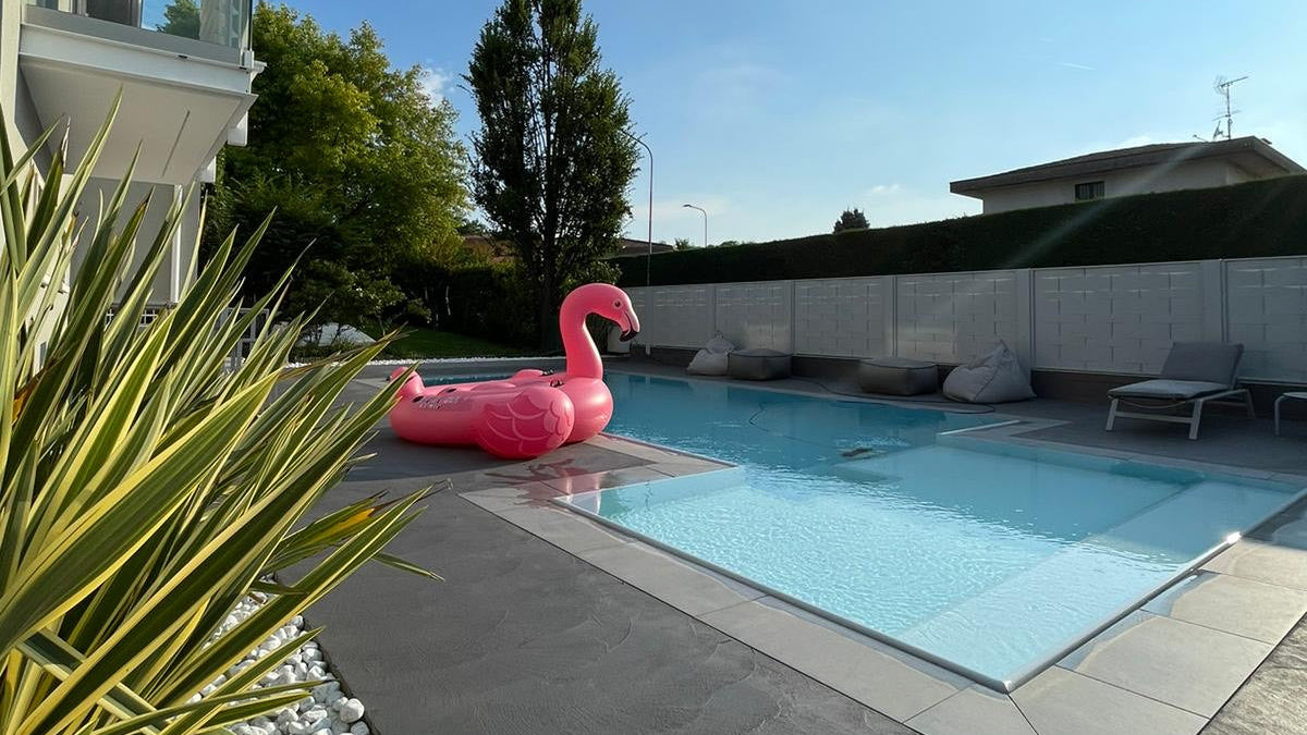piscina rivestita con colore bianco con spiaggia angolare esterna