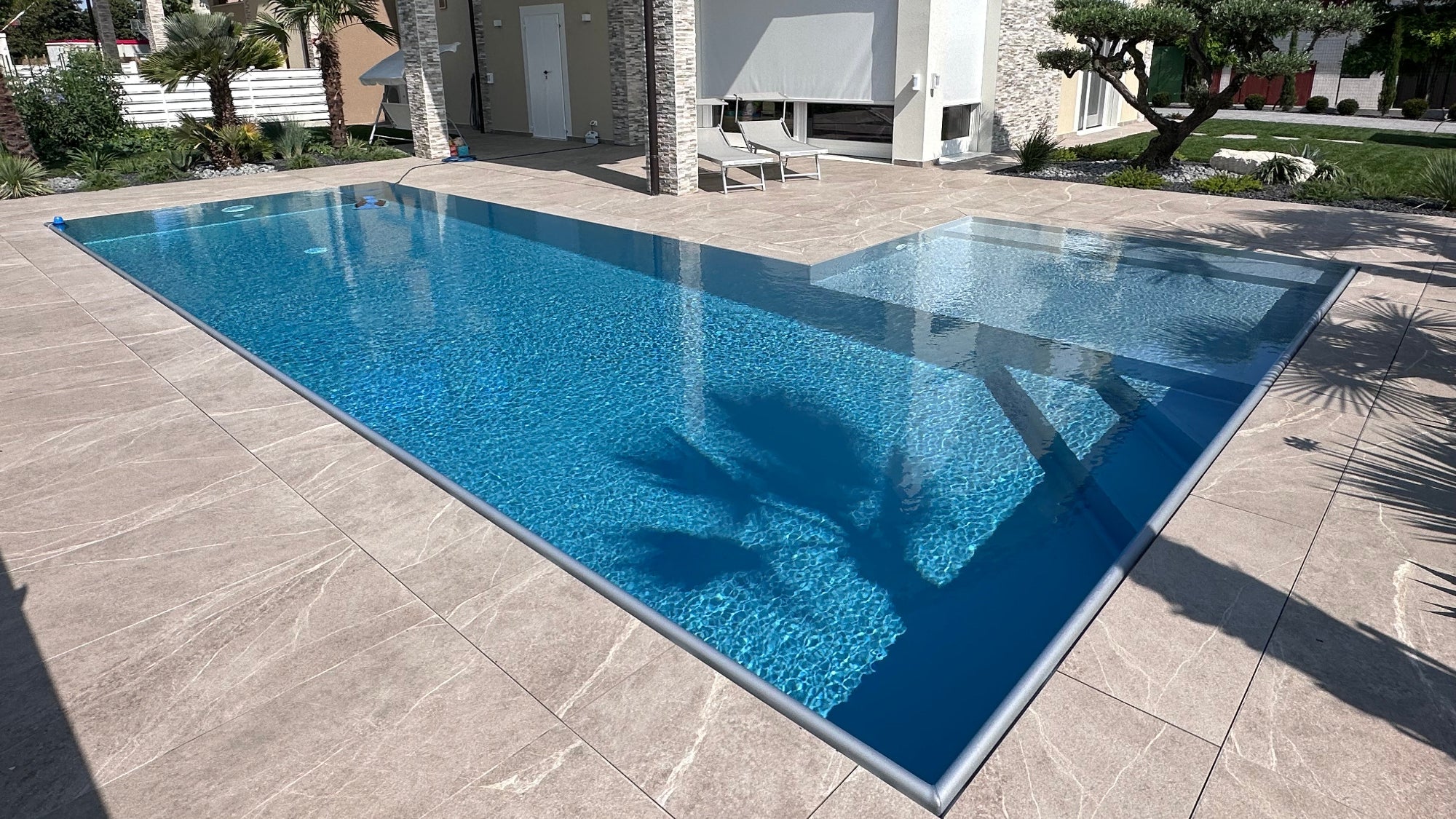 piscina sfioro in casa moderna, rivestimento interno argento