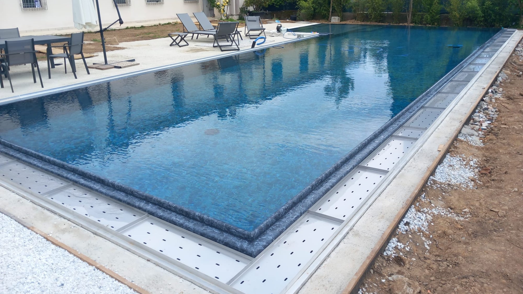 posa griglie per sassi decorativi