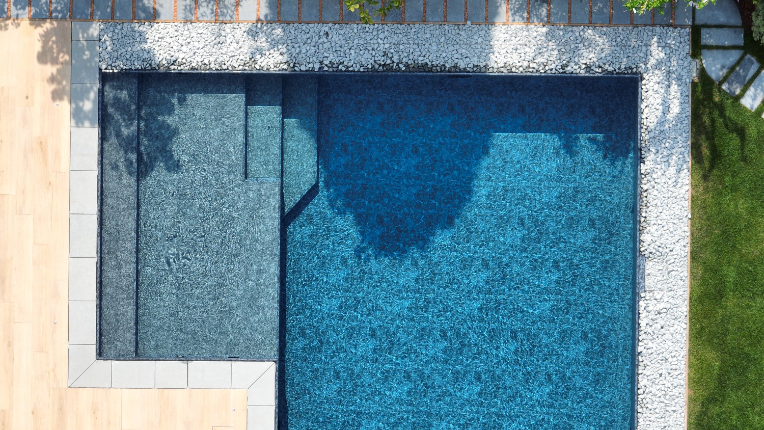 spiaggia esterna laterale a L con scalini e ghiaia decorativa