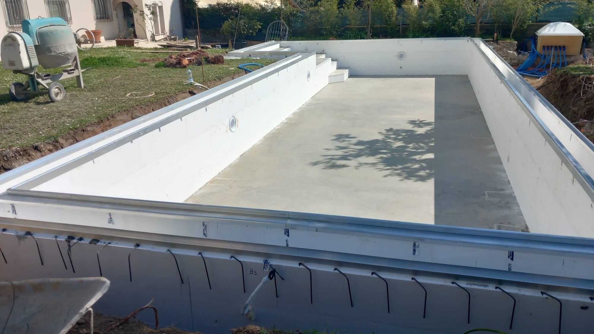 struttura piscina finita, pronta per posa telo e riempimento