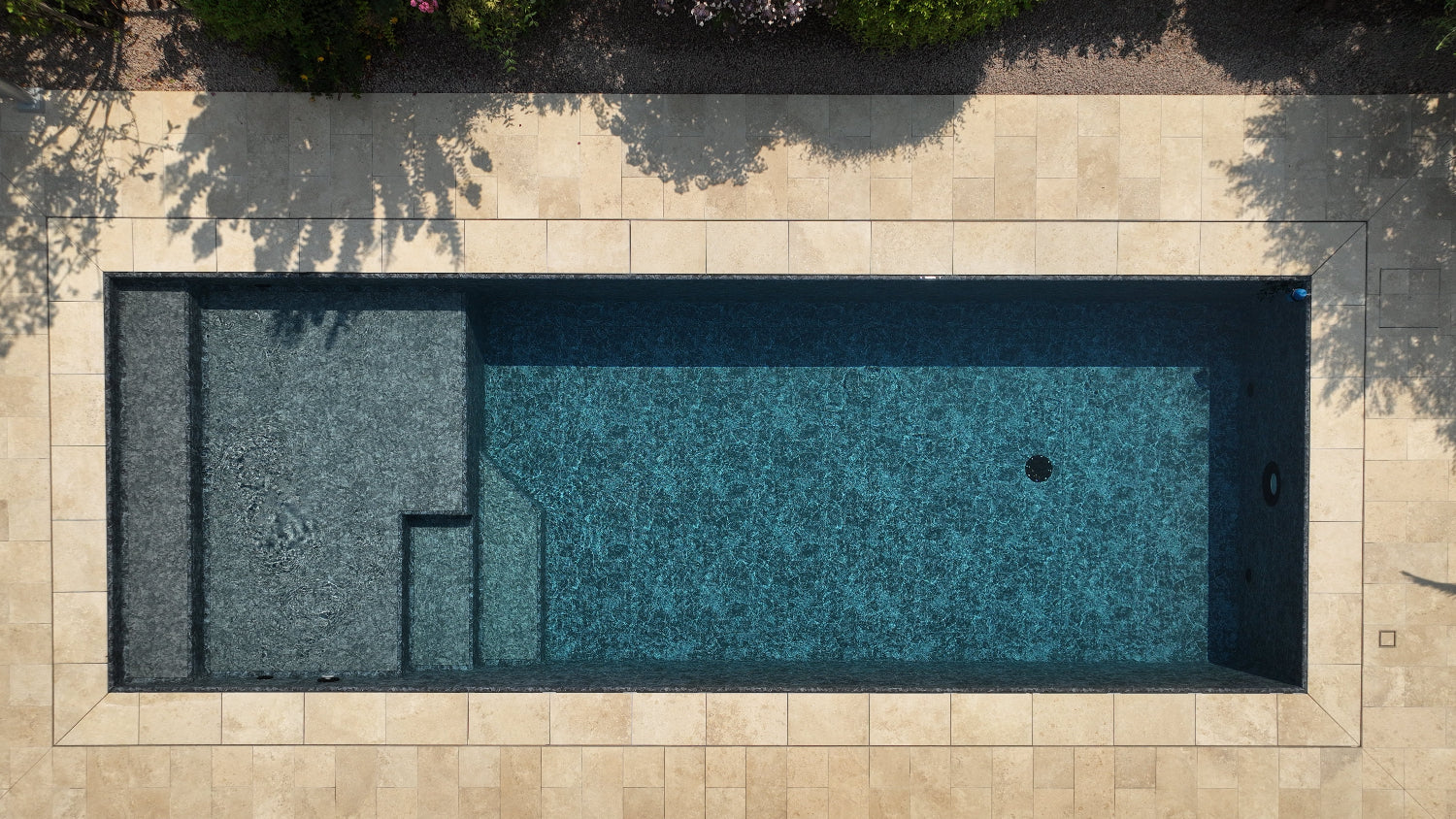 vista dall'alto ripresa con drone di piscina a sfioro con spiaggia in testa