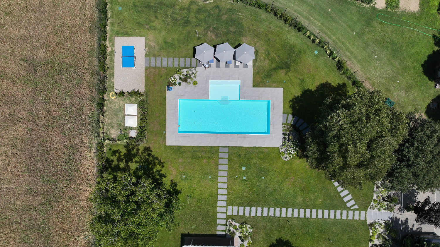 vista dall'alto, riprese con drone, piscina a sfioro con bagnasciuga centrale esterno