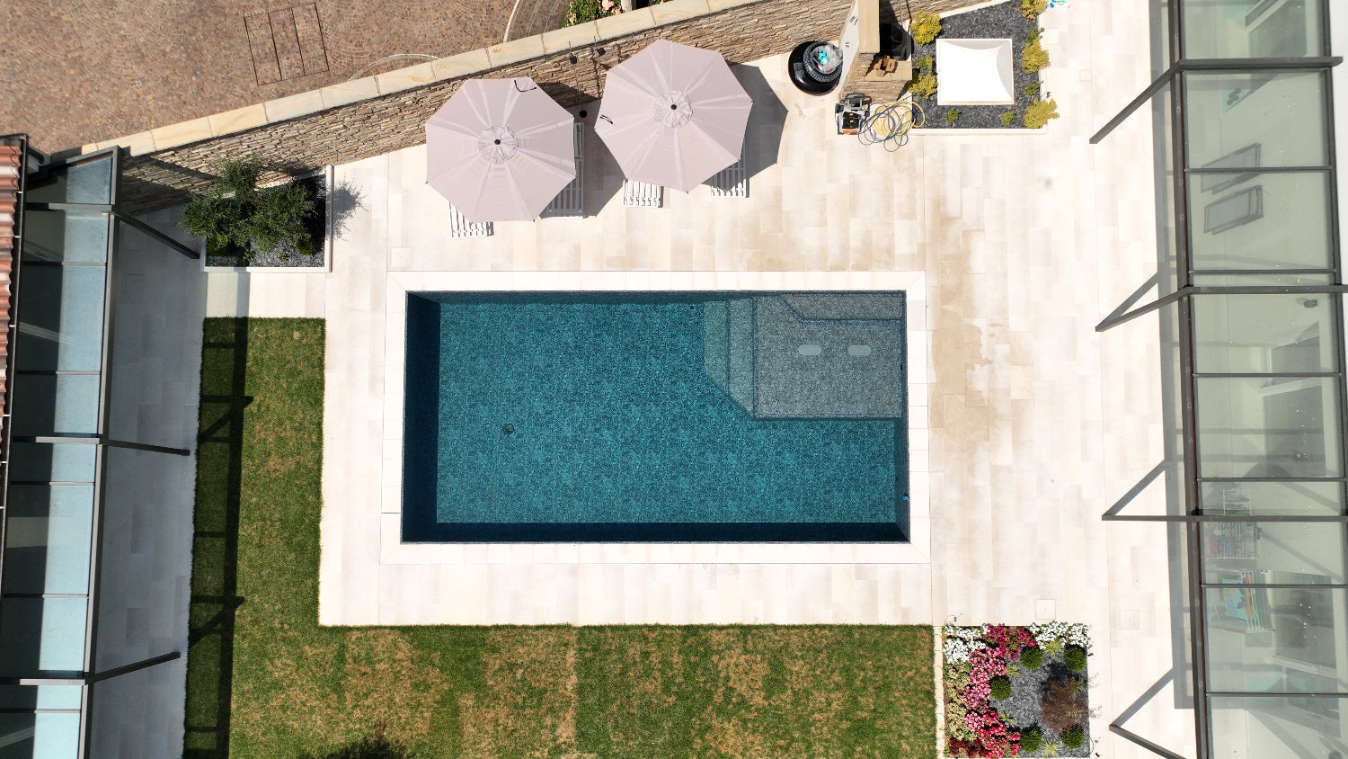 vista drone piscina a sfioro nero marmorizzato