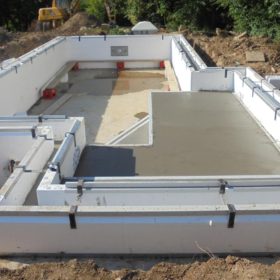 Scavo piscina a sfioro senza vasca di compenso