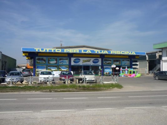 Lo showroom Zavatti Piscine a Sfioro nel 2010