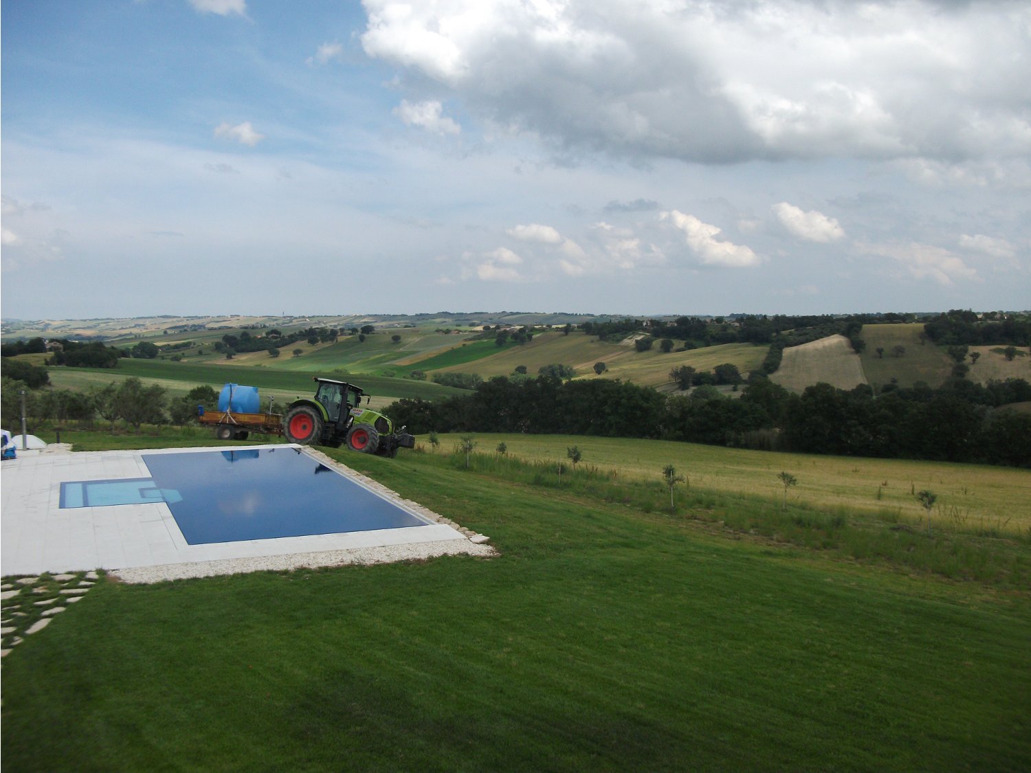 Panoramica di una piscina a sfioro realizzata su misura con le tecnologie innovative ed affidabili Zavatti