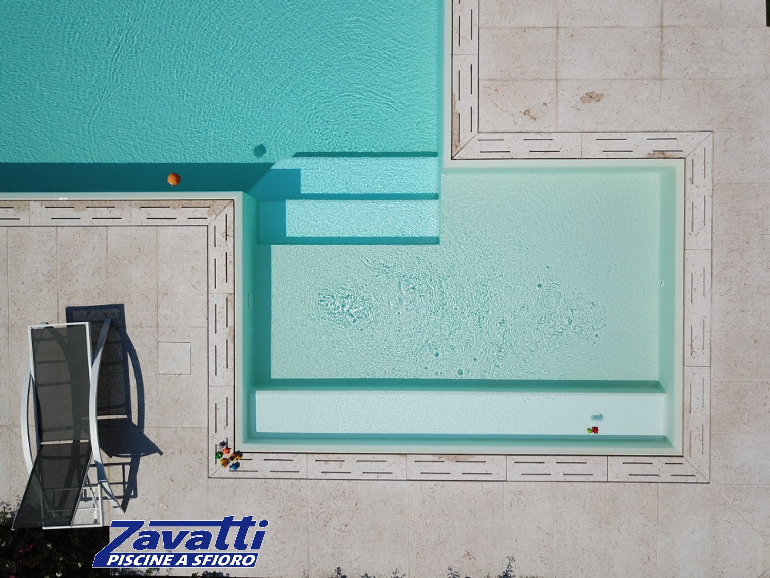 Dettaglio zona d'ingresso di una piscina a sfioro Zavatti con rivestimento bianco