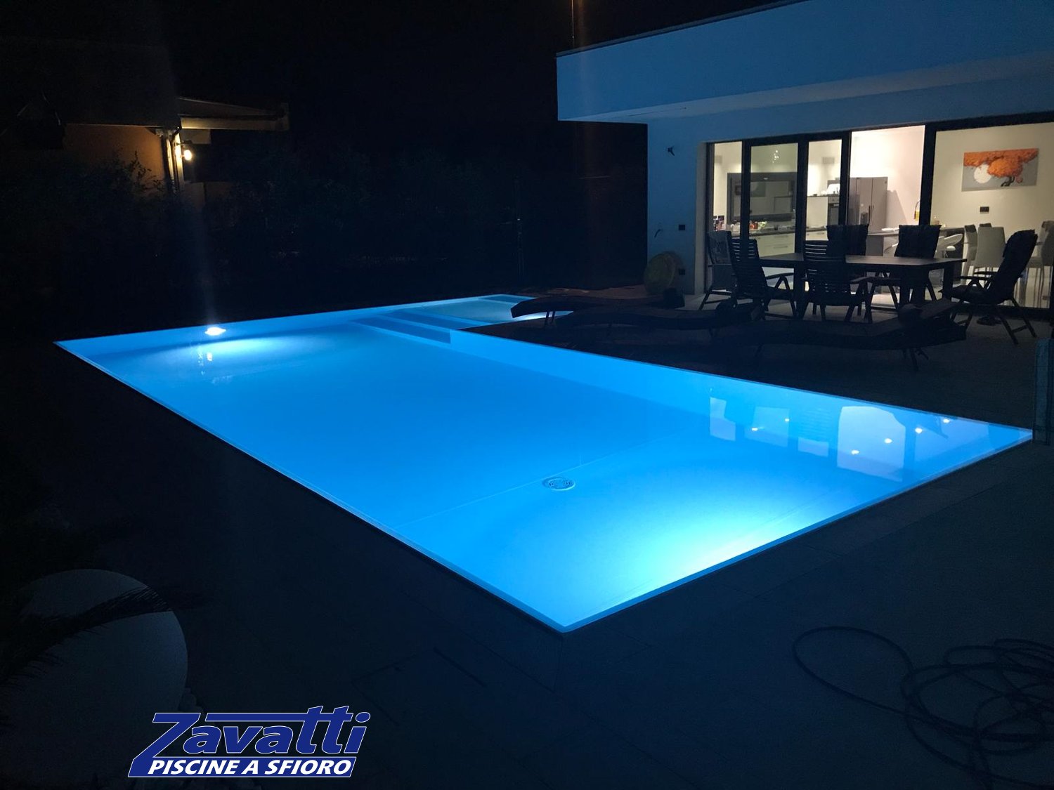 Fascino notturno di una piscina a sfioro Made by Zavatti