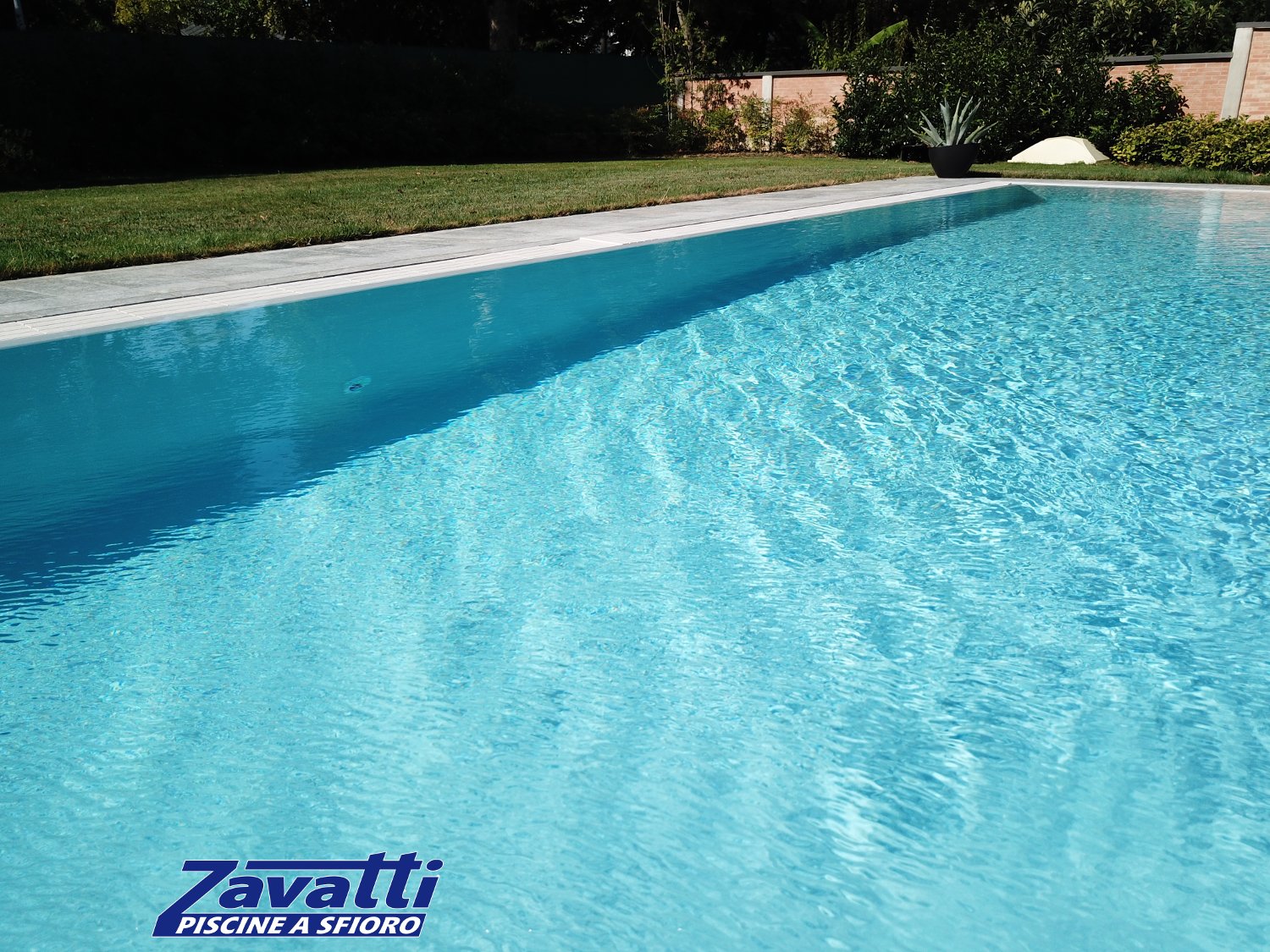 Acqua cristallina di una piscina a sfioro autopulente Made by Zavatti
