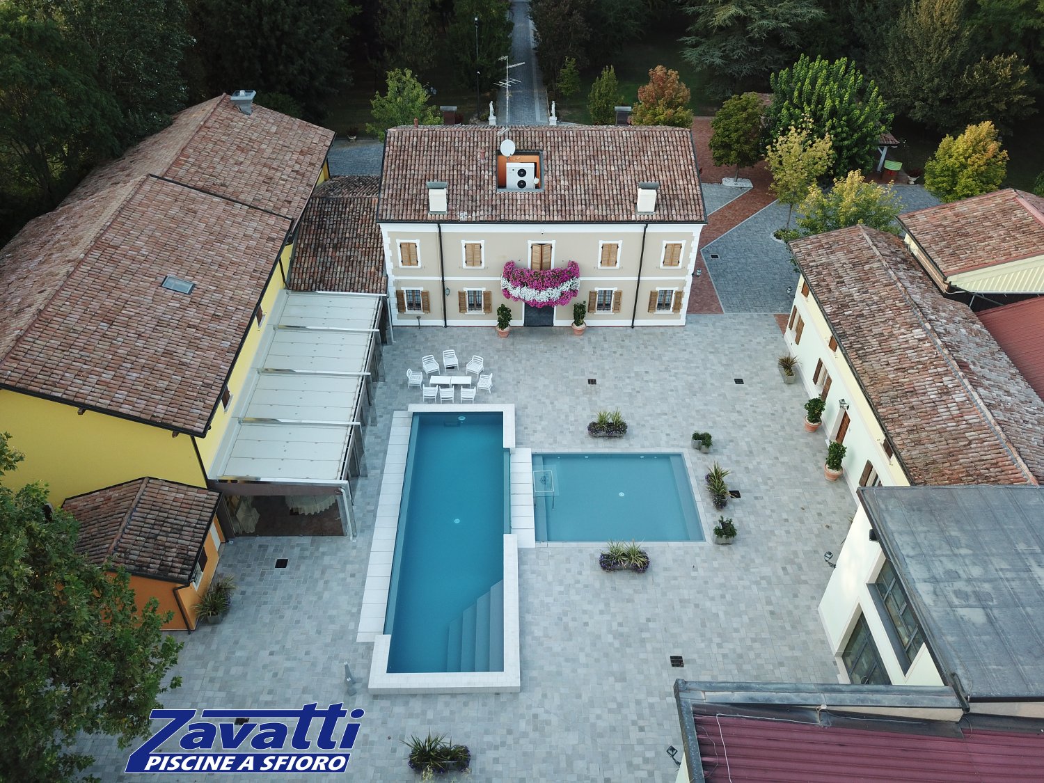 Antica villa con piscina; tutto caratterizzato dal sofisticato desing italiano