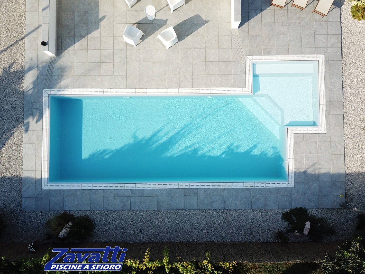 Desing moderno e semplice di una piscina a sfioro Zavatti