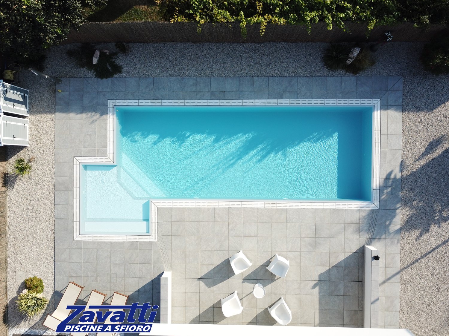 Vista aerea piscina a sfioro Zavatti senza vasca di compenso