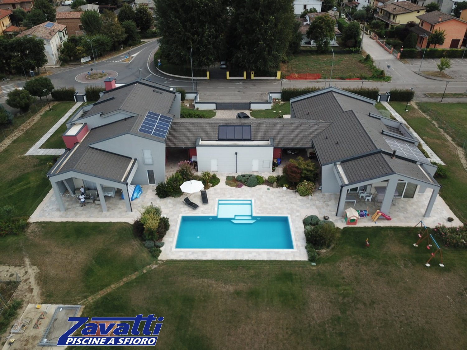 Rivestimento piscina blu che dona colore al design moderno grigio dell'abitazione