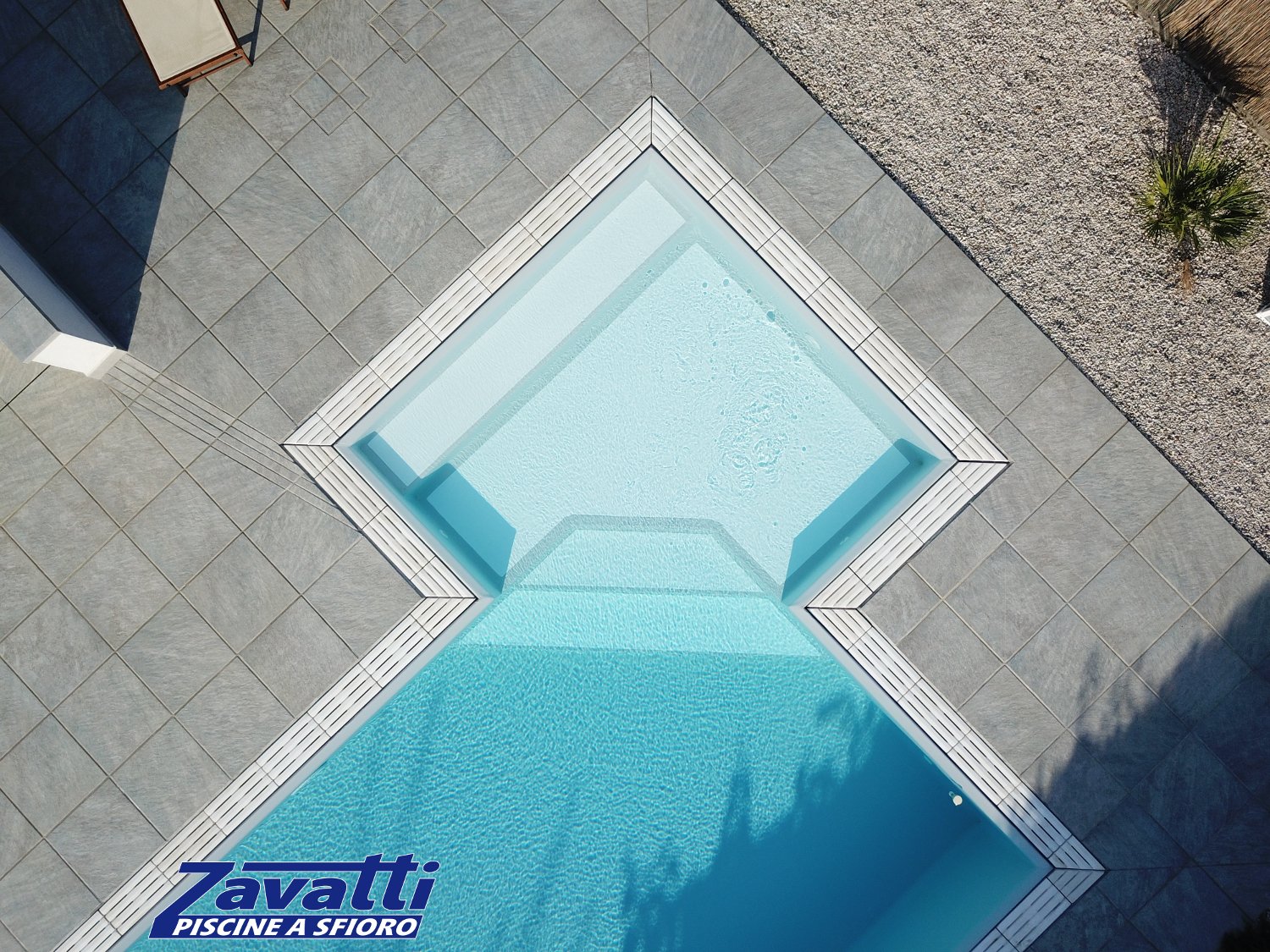 Scalini piscina realizzati con doppio colore. I gradini bicolore permettono di appoggiare in tutta sicurezza i piedi ed evitare problemi di scarsa visibilità sott’acqua
